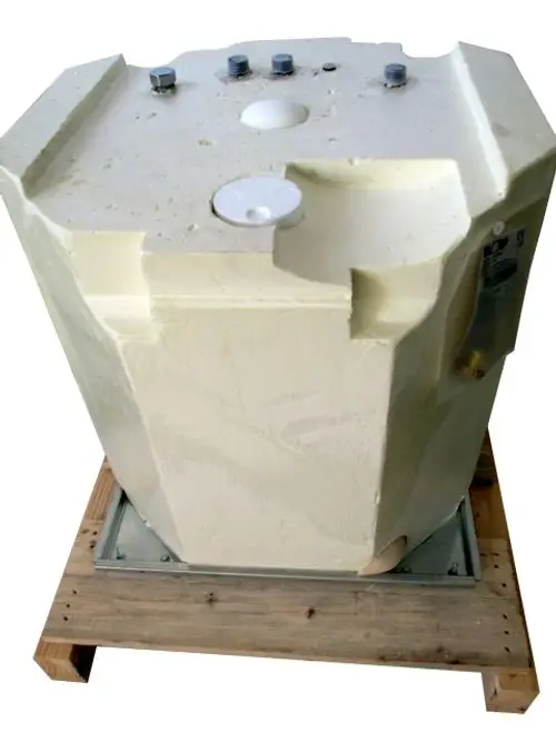 Warmwasser-Schichtenspeicher der Marke Wolf, rechteckige Form, mit verschiedenen Oberflächenöffnungen und Schrauben auf der Oberseite, auf einer Holzunterlage montiert.